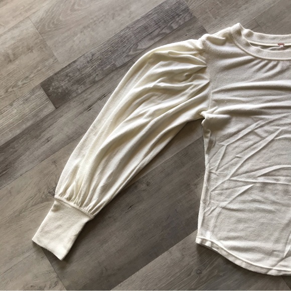 Free People White Cream Long Puffy Flowy Sleeve Fitted T Super Soft Sz Large - Picture 2 of 6